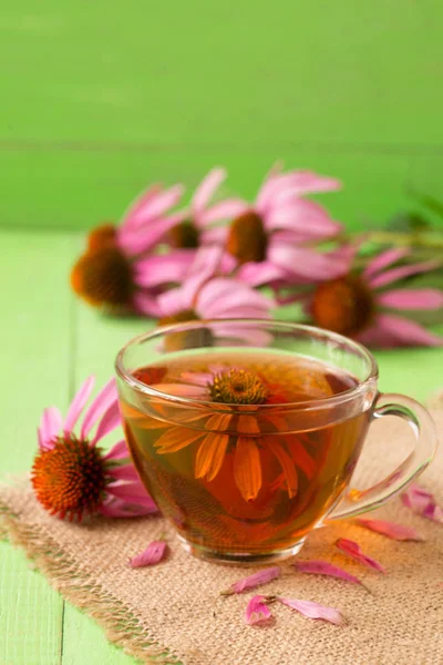 Kopje echinacea thee op groene houten tafel — Stockfoto