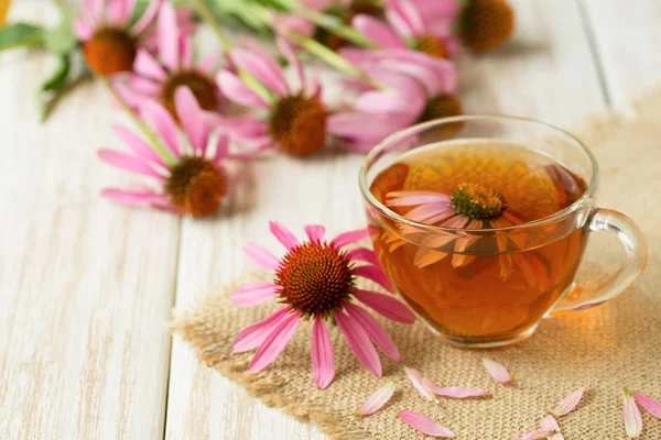 Kopje echinacea thee op witte houten tafel — Stockfoto