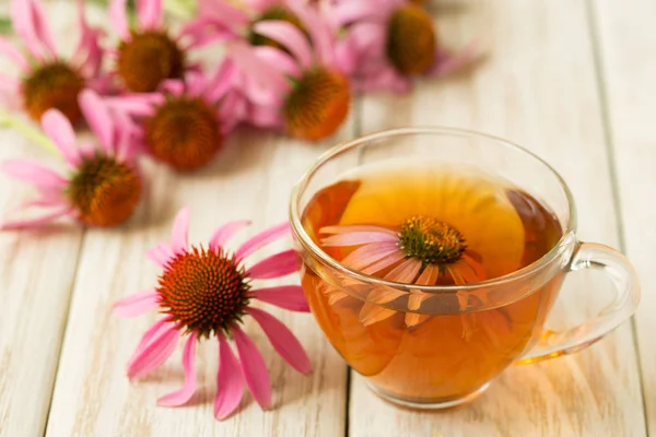 Kopje echinacea thee op witte houten tafel — Stockfoto
