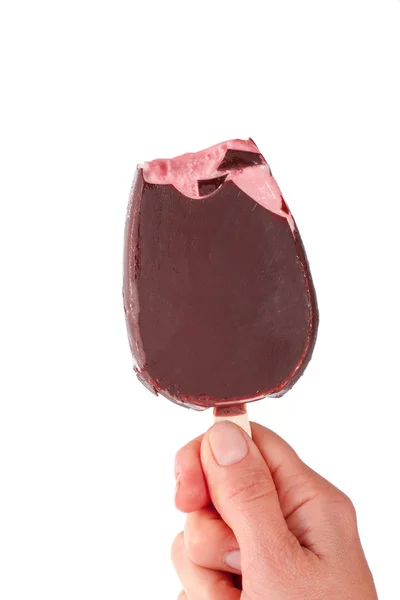 Ice cream fruktig med choklad i hand isolerad på vit bakgrund — Stockfoto