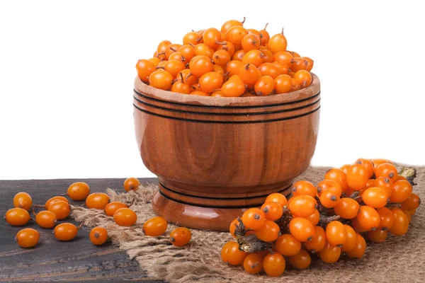 Sanddornbeeren in einer hölzernen Schüssel auf dem Tisch isoliert weißen Hintergrund — Stockfoto