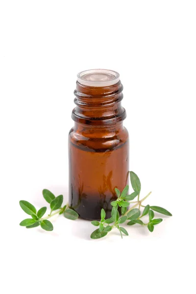 Botella de aceite esencial con tomillo de hierbas aislado sobre fondo blanco Imagen De Stock