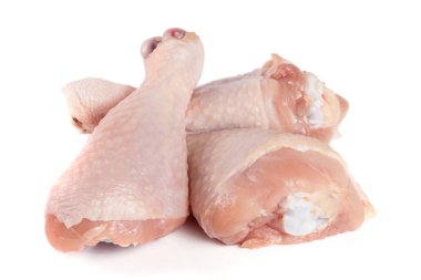 Beyaz arka plan üzerinde izole üç çiğ tavuk sopaları