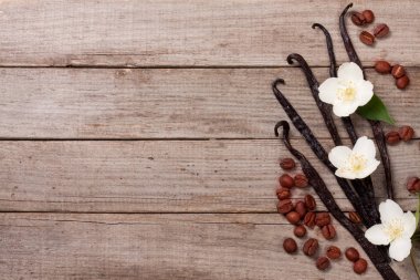 Vanilya, kahve çekirdekleri avd çiçek kopya alanı metniniz için eski bir ahşap zemin üzerine yapışır. Üstten Görünüm