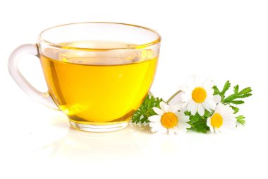 Beyaz arka plan üzerinde izole taze papatya çiçeği ile bitkisel çay