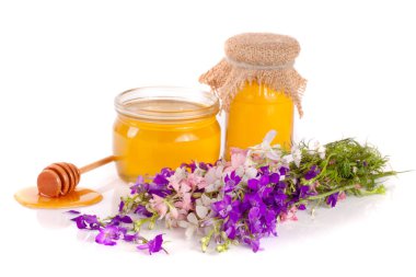 Kavanoz bal ile kır çiçekleri beyaz arka plan üzerinde izole