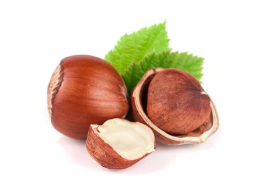 Beyaz arkaplanda yaprakları olan fındıklar