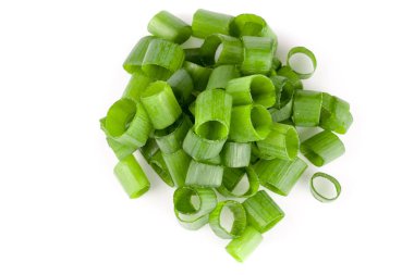 Beyaz arka planda izole edilmiş taze taze soğanlar. en üstteki görünüm