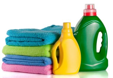 şişe çamaşır deterjanı ve beyaz arka plan üzerinde izole havlu ile saç kremi