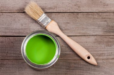 Onarım ve kopya alanı metniniz için eski ahşap zemin üzerine fırça banka yeşil boya. Üstten Görünüm