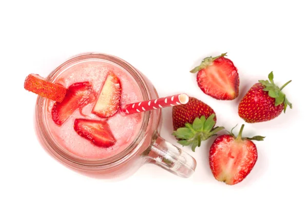 Verre de yaourt aux fraises avec des feuilles de menthe isolées sur fond blanc. Vue du dessus — Photo