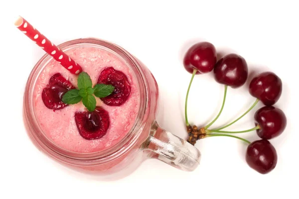 Bicchiere di yogurt alla bacca con ciliegie isolate su sfondo bianco. Vista dall'alto — Foto Stock