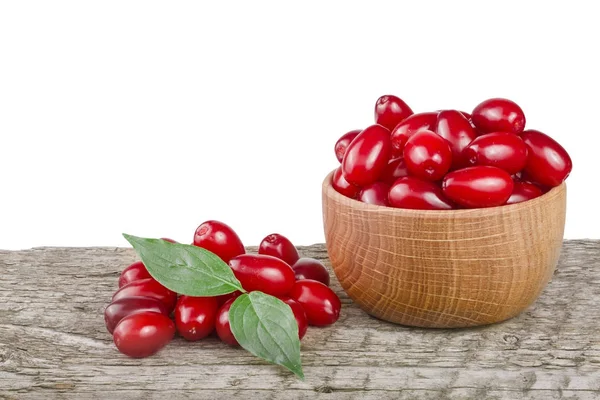 Kornoelje berry met blad in kom op houten tafel met witte achtergrond — Stockfoto