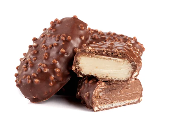 Σοκολάτα καραμέλα με σοκολάτα και λευκή γέμιση που απομονώνονται σε λευκό φόντο — Φωτογραφία Αρχείου
