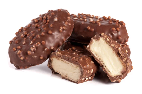 Caramelle al cioccolato con ripieno di panna bianca isolato su sfondo bianco — Foto Stock