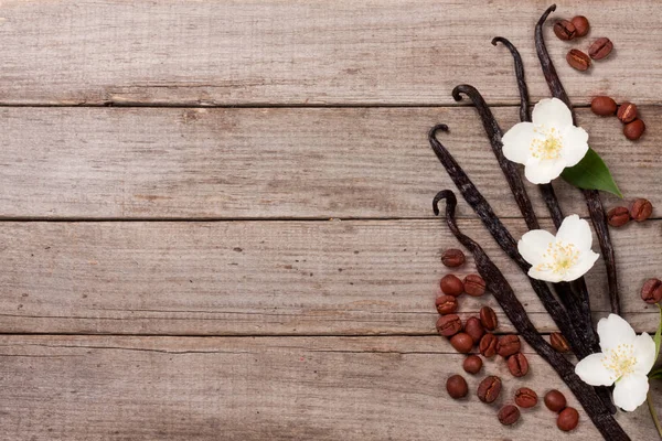 Vanilya, kahve çekirdekleri avd çiçek kopya alanı metniniz için eski bir ahşap zemin üzerine yapışır. Üstten Görünüm