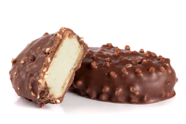 Caramelle al cioccolato con ripieno di panna bianca isolato su sfondo bianco — Foto Stock