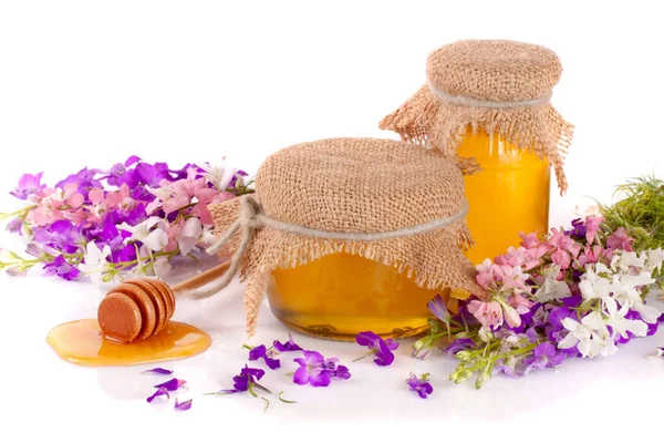 Vaso di miele con fiori selvatici isolato su sfondo bianco — Foto Stock