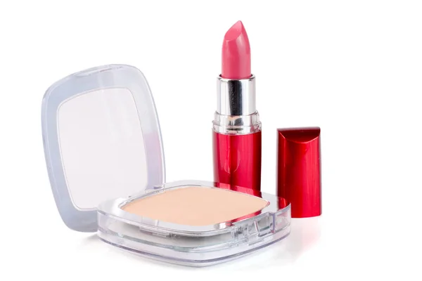 Make-up Puder und Lippenstift isoliert auf weißem Hintergrund — Stockfoto