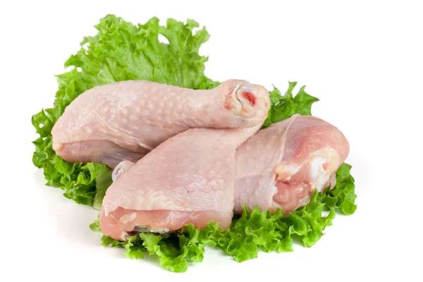 Drei rohe Chicken Drumsticks mit Salatblatt isoliert auf weißem Hintergrund — Stockfoto