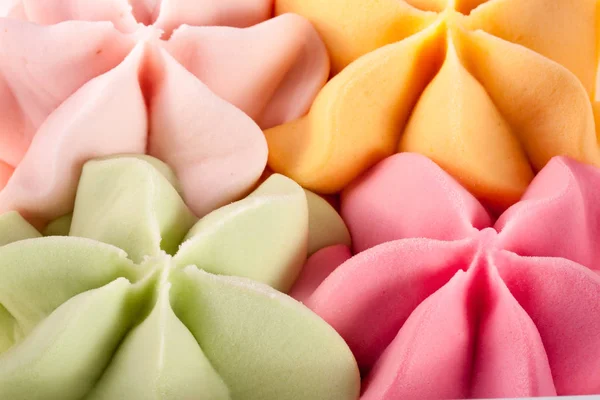 Красочное мороженое в форме цветка крупным планом — стоковое фото