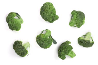 Beyaz arka plan üzerinde izole taze brokoli. Üstten Görünüm. Düz yatıyordu desen