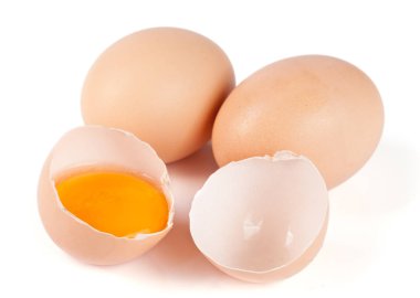 iki tam yumurta ve kırık yumurta beyaz arka plan üzerinde izole