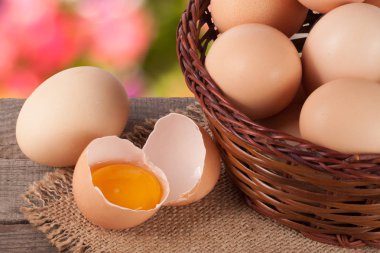 Bahçe arka plan bulanık ile ahşap bir gemide bir hasır sepet yumurta