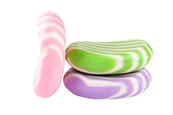 Три разноцветных полосатых мыла изолированы на белом фоне — стоковое фото