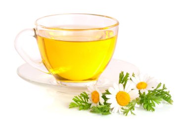Beyaz arka plan üzerinde izole taze papatya çiçeği ile bitkisel çay