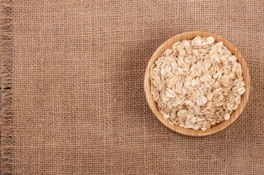 Çul metniniz için kopya alanı ile ahşap bir kase yulaf gevreği. Üstten Görünüm