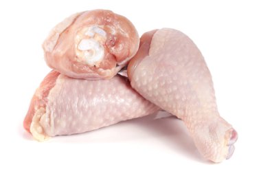 Beyaz arka plan üzerinde izole üç çiğ tavuk sopaları