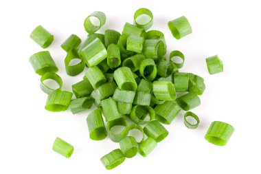 Beyaz arka planda izole edilmiş taze taze soğanlar. en üstteki görünüm