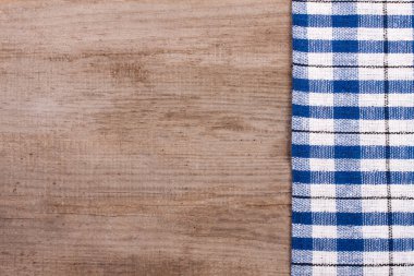 Metniniz için kopya alanı ile eski ahşap masa üzerinde mavi kareli masa örtüsü. Üstten Görünüm