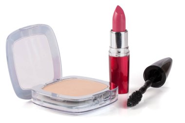 Kalıcı makyaj toz, ruj ve beyaz arka plan üzerinde izole maskara