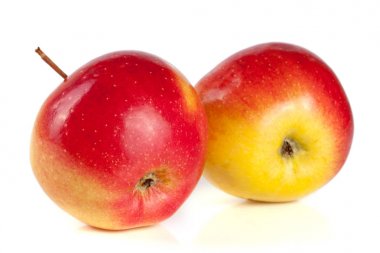 Beyaz arkaplanda izole edilmiş taze kırmızı elmalar