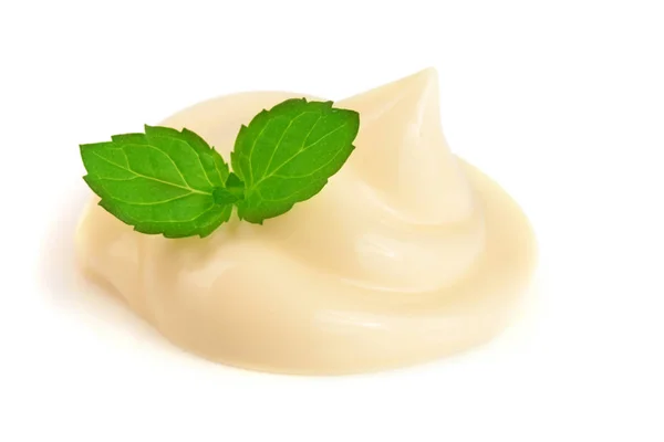 Tourbillon de mayonnaise avec une feuille de menthe isolée sur fond blanc gros plan — Photo