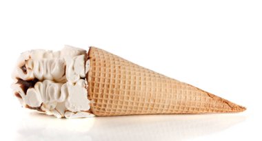 Dondurma külahı beyaz arka plan üzerinde izole karamel ile