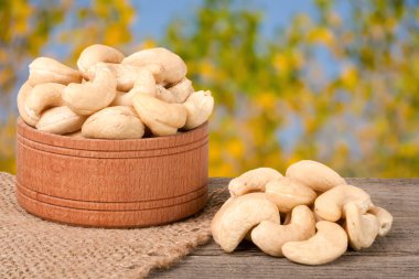 kaju fıstığı Bahçe arka plan bulanık ile gemide bir ahşap kase