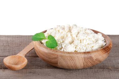 Süzme peynir beyaz arka plan ile gemide ahşap bir kasede