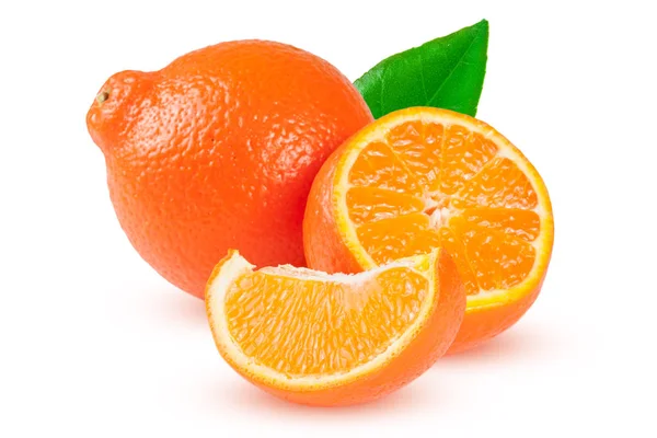 Два апельсинових мандарина або міноли зі скибочками і листям ізольовані на білому тлі — стокове фото