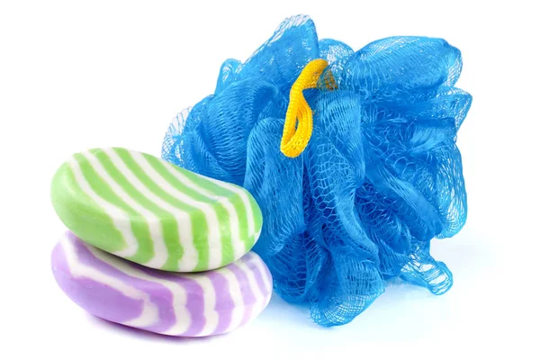 Beyaz arka plan üzerinde izole sabun ile mavi banyo süngeri