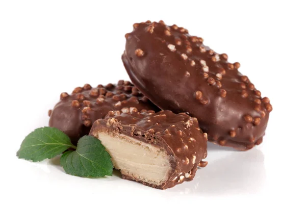 Шоколадні цукерки з горіхами ізольовані на білому тлі — стокове фото