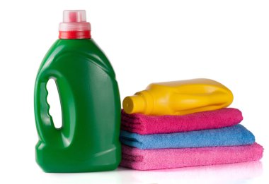 şişe çamaşır deterjanı ve saç kremi veya yumuşatıcı beyaz arka plan üzerinde izole havlu ile