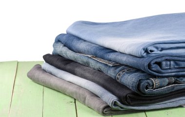 kot yeşil ahşap zemin üzerine yığını