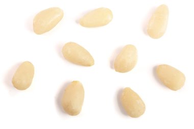 Kabuklu sedir çam fıstığı beyaz arka plan üzerinde izole. Üstten Görünüm