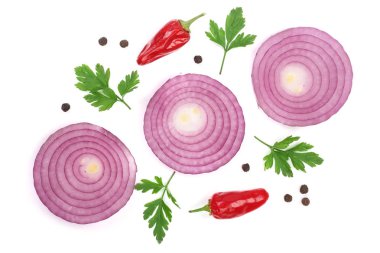 Maydanoz yaprakları, acı biber ve karabiber beyaz arka plan üzerinde izole kırmızı soğan dilimlenmiş. Üstten Görünüm