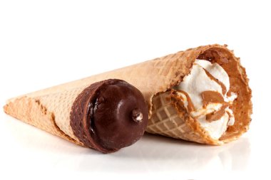 iki külah dondurma çikolatalı izole beyaz arka plan ile