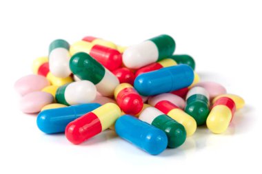 Beyaz arkaplanda izole edilmiş renkli haplar