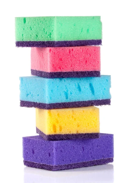 Разноцветные губки для мытья посуды изолированы на белом фоне — стоковое фото